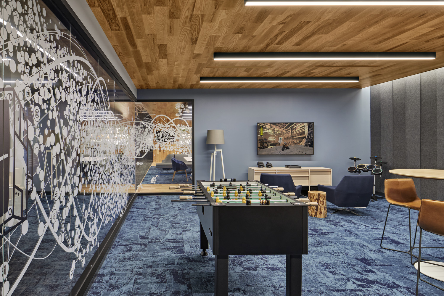 iRobot Headquarters, Bedford, MA. Photography © Robert Benson. A casual lounge area at the iRobot headquarters