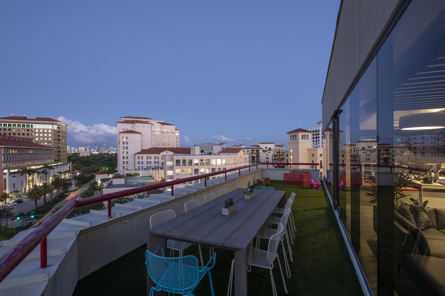 37OVHD_MOVE_118_IA_Miami_Office_N27_medium