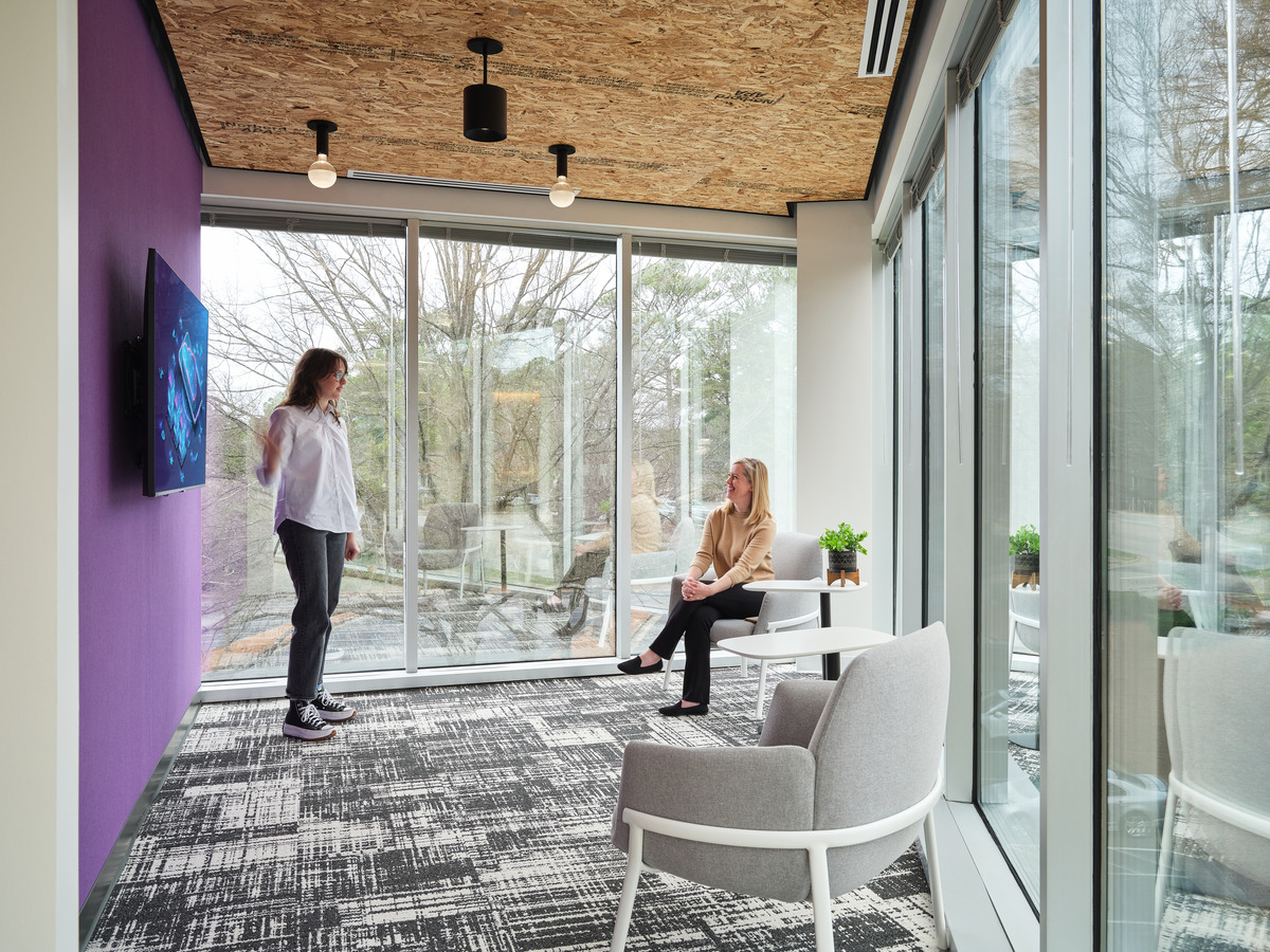 HITT Contracting_Office Expansion_Raleigh_Huddle Room